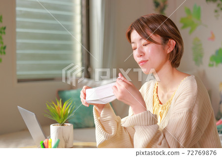 戴著面具的Telework_smiling女人 戴著面具的Telework_smiling女人 72769876