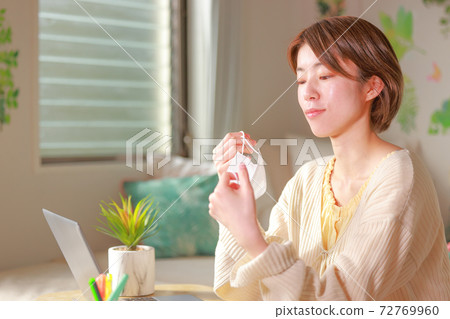 Telework_Smiling面罩的女人 Telework_Smiling面罩的女人 72769960