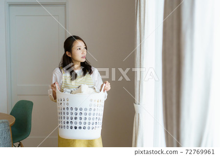 拿著洗衣店的婦女 拿著洗衣店的婦女 72769961