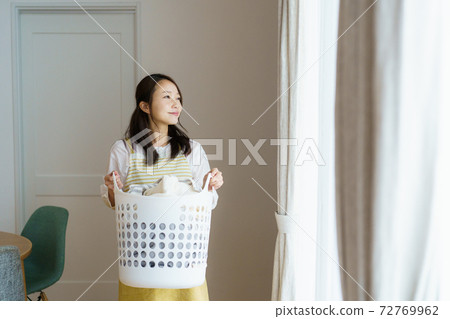 拿著洗衣店的婦女 拿著洗衣店的婦女 72769962