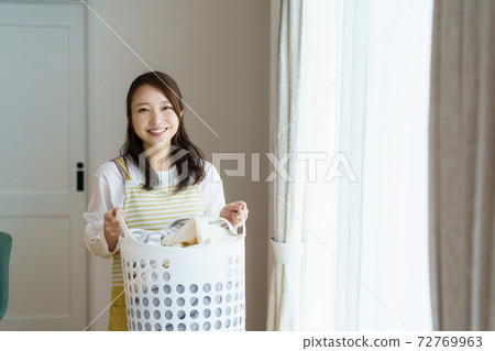 拿著洗衣店的婦女 拿著洗衣店的婦女 72769963