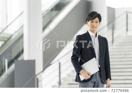 年輕的商人，一台筆記本電腦 72770486