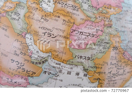 A globe that expresses the state of the world situation originating from the Middle East 72770967