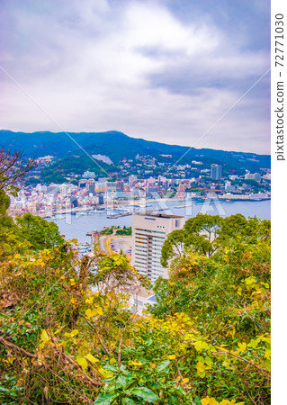 從靜岡縣伊豆半島上俯瞰溫泉小鎮熱海的熱海纜車上眺望的景色 照片素材 圖片 圖庫