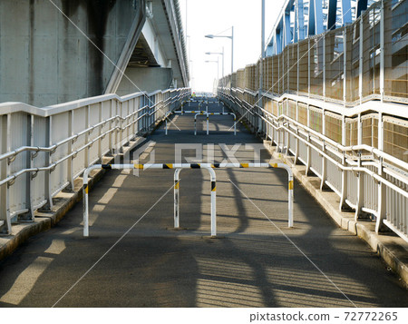 Kiyosunao Bridge sidewalk 72772265