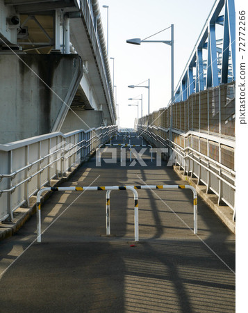 Kiyosunao Bridge sidewalk 72772266