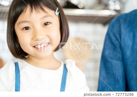 微笑女孩畫像 72773286
