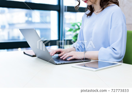 在室內操作筆記本電腦的女人的手 在室內操作筆記本電腦的女人的手 72773833