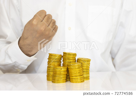 穿樁的金幣和襯衫，商業形象，金融形象的男人的手 72774586