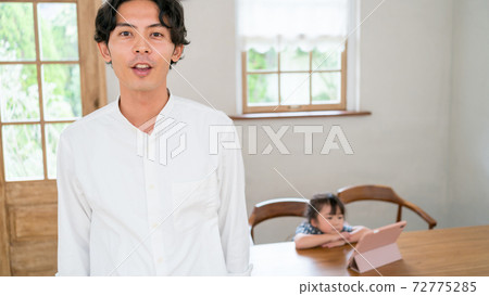 爸爸給幼兒園的孩子們平板電腦 72775285