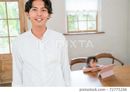 爸爸給幼兒園的孩子們平板電腦 72775286