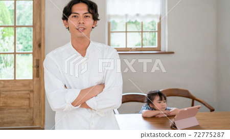 爸爸給幼兒園的孩子們平板電腦 72775287