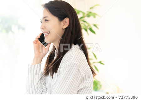年輕女子在智能手機上交談 年輕女子在智能手機上交談 72775390