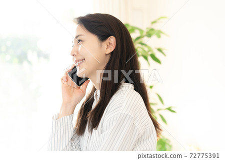 年輕女子在智能手機上交談 年輕女子在智能手機上交談 72775391