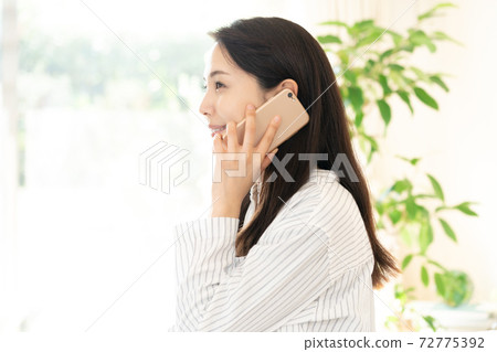 年輕女子在智能手機上交談 年輕女子在智能手機上交談 72775392