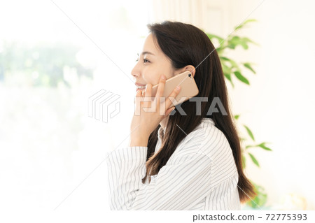 年輕女子在智能手機上交談 年輕女子在智能手機上交談 72775393