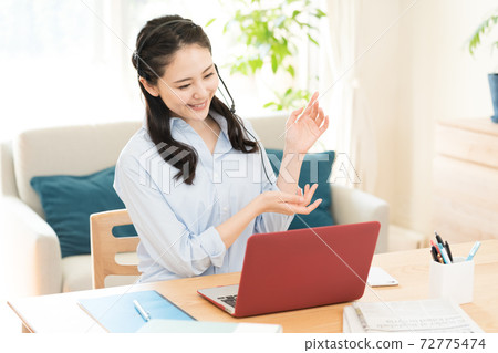 進行視頻通話的女人 進行視頻通話的女人 72775474
