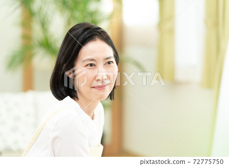 家庭主婦在客廳裡放鬆 家庭主婦在客廳裡放鬆 72775750