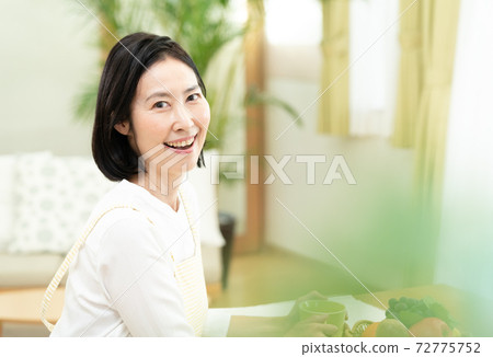 Housewife relaxing in the living room 72775752