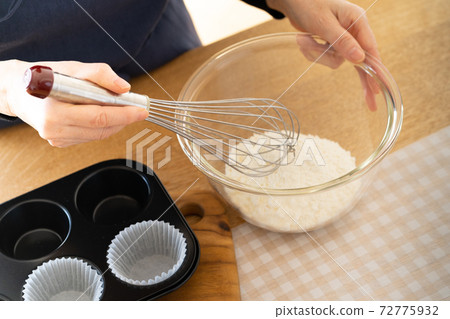 Making sweets at home 72775932