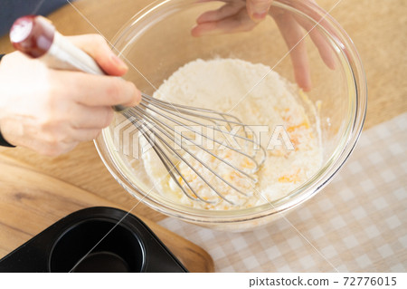 Making sweets at home 72776015