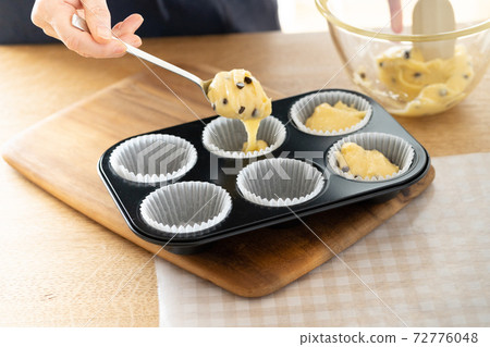 Making sweets at home 72776048