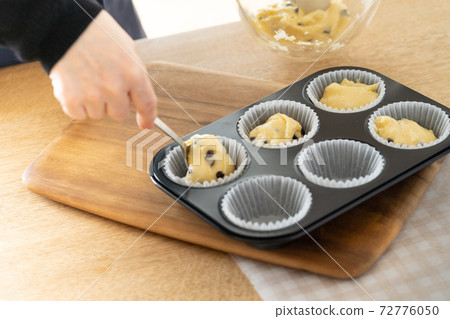 Making sweets at home 72776050