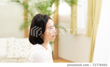 中部女人在客廳裡擔心 72776093