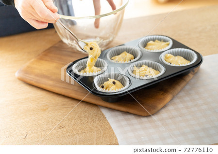 Making sweets at home 72776110