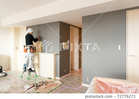 Craftsman who does interior work 72776271