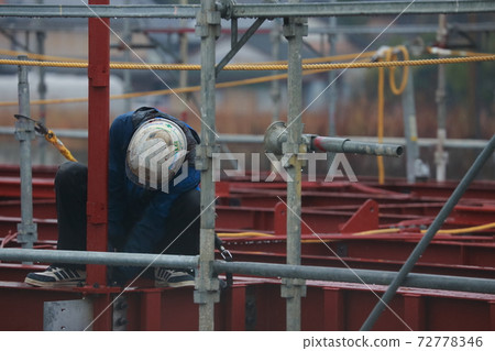 Work in the rain Work in the rain 72778346