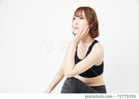伸展運動瑜伽訓練鍛煉靈活的年輕女性 72779356