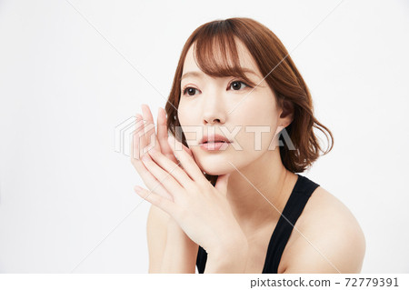 伸展運動瑜伽訓練鍛煉靈活的年輕女性 72779391