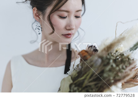 Bride wearing a wedding dress 72779528