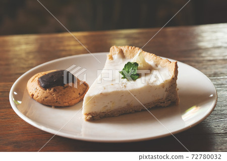 Cakes and cookies 72780032