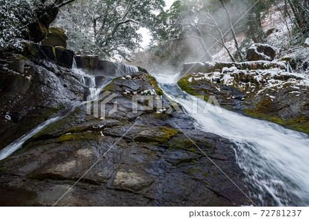 Snow and ice landscape of Kikuchi Gorge in winter Snow and ice landscape of Kikuchi Gorge in winter 72781237