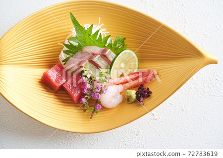 Assortment of 3 sashimi (striped trevally, main tuna, sweet shrimp) 72783619