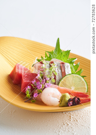 3種生魚片拼盤（沙丁魚，甜蝦條） 72783628