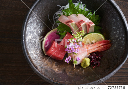 Assortment of 3 sashimi (striped trevally, main tuna, sweet shrimp) Assortment of 3 sashimi (striped trevally, main tuna, sweet shrimp) 72783736