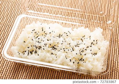芝麻鹽撒在外賣容器中的米飯。 72783867