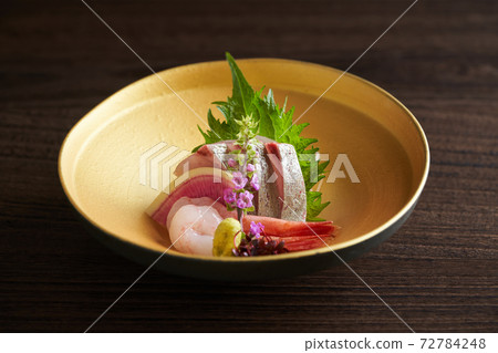 條紋沙丁魚和甜蝦生魚片 條紋沙丁魚和甜蝦生魚片 72784248