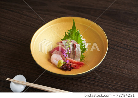 條紋沙丁魚和甜蝦生魚片 條紋沙丁魚和甜蝦生魚片 72784251