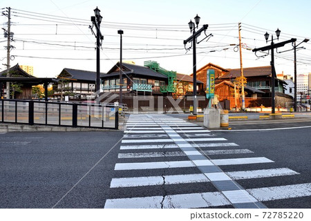 電車在長崎出島前行駛的道路 72785220
