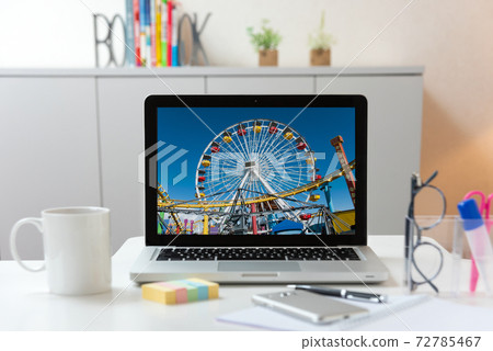 Online tour laptop screen of Ferris wheel in Santa Monica, USA 72785467