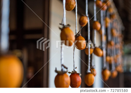 Making dried persimmons Making dried persimmons 72785580