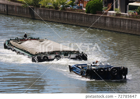 一艘航行內亞河的船 72785647