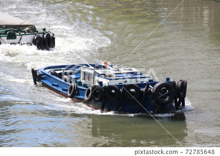 一艘航行內亞河的船 72785648