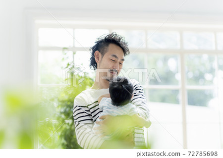 抱著嬰兒的父親 抱著嬰兒的父親 72785698