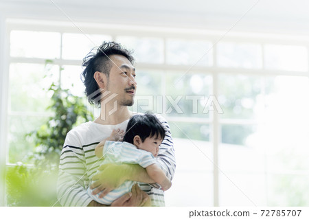 抱著嬰兒的父親 72785707