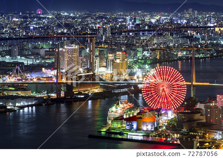 Osaka cityscape towards Tempozan 72787056